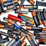 L’inquinamento generato da batterie e pile elettriche nell’ambiente: come riciclarle e smaltirle
