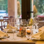 Come si serve il vino al ristorante: le regole di stile
